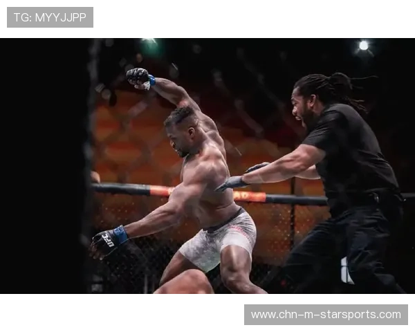 UFC铁腕重拳一记打穿防守，对手被震到踉跄