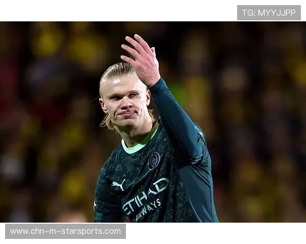 哈兰德禁区内倚住防守队员接球转身抽射,皮球擦柱而入 哈兰德禁区内倚住防守队员接球转身抽射,皮球擦柱而入